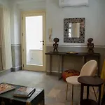 Дом отдыха 3 Bedrooms Old Town Secret Gem With Private Garden