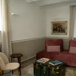 Дом отдыха 3 Bedrooms Old Town Secret Gem With Private Garden *