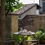 Дом отдыха 3 Bedrooms Old Town Secret Gem With Private Garden