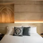 3 Bedrooms Old Town Secret Gem With Private Garden Дом отдыха *