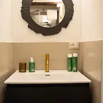Дом отдыха 3 Bedrooms Old Town Secret Gem With Private Garden *