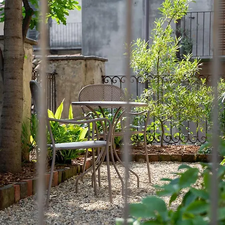 3 Bedrooms Old Town Secret Gem With Private Garden Дом отдыха