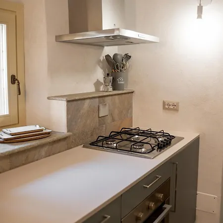 別荘 3 Bedrooms Old Town Secret Gem With Private Garden サルッツォ