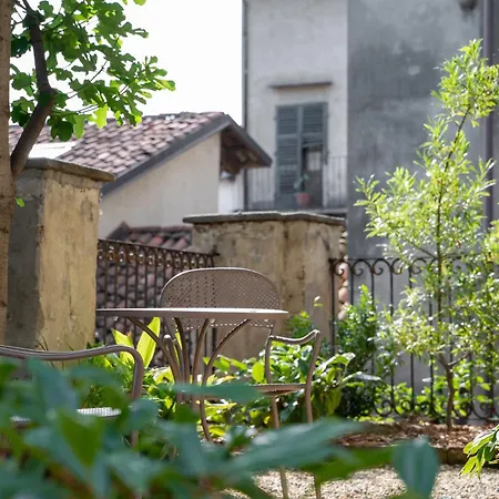 Nyaraló 3 Bedrooms Old Town Secret Gem With Private Garden Saluzzo