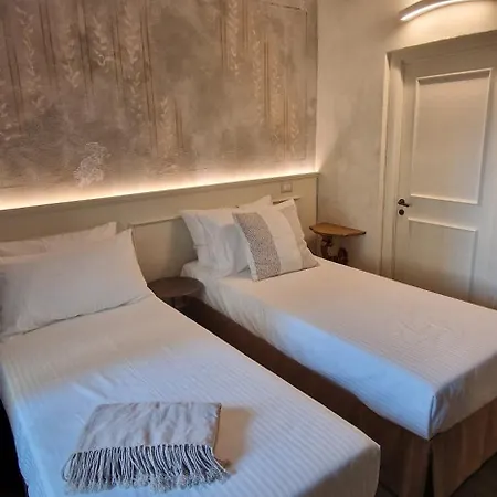 3 Bedrooms Old Town Secret Gem With Private Garden サルッツォ