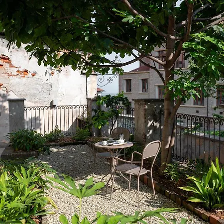 3 Bedrooms Old Town Secret Gem With Private Garden * サルッツォ