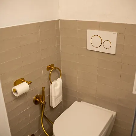 3 Bedrooms Old Town Secret Gem With Private Garden サルッツォ