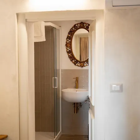 3 Bedrooms Old Town Secret Gem With Private Garden サルッツォ